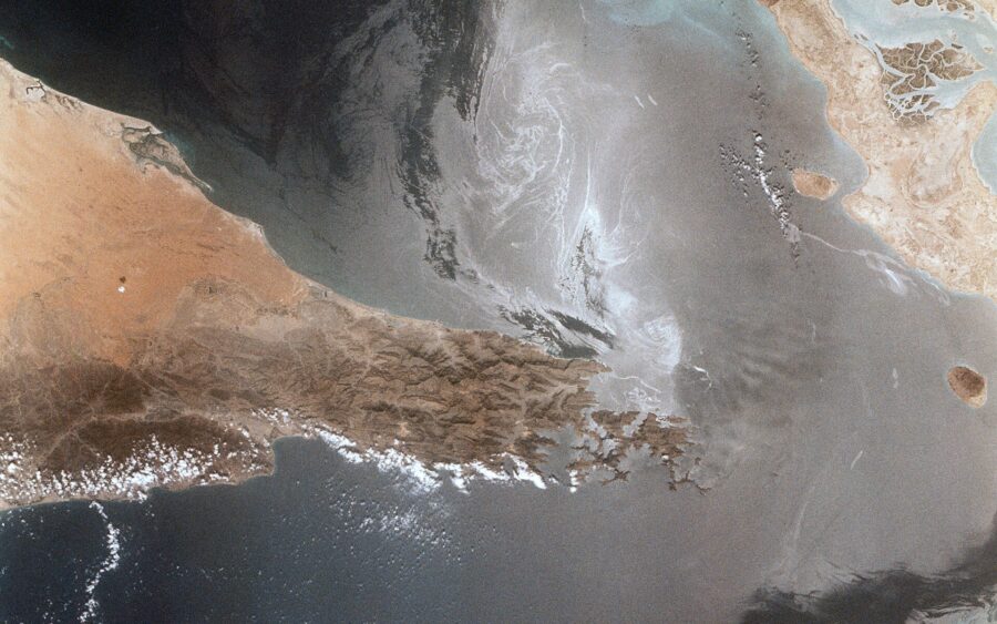 US and Iran Pause Strikes for Second Day as Oman Mediates Over Strait of Hormuz